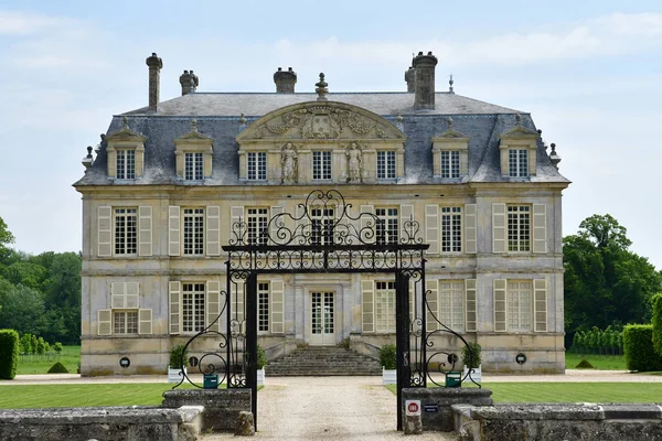 Guiry en Vexin, France - may 24 2019 : village center — Stockfoto