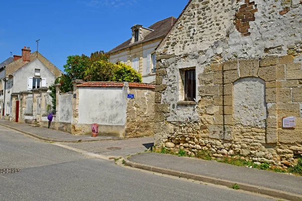 Avernes, Frankrike-maj 24 2019: byn centrerar — Stockfoto