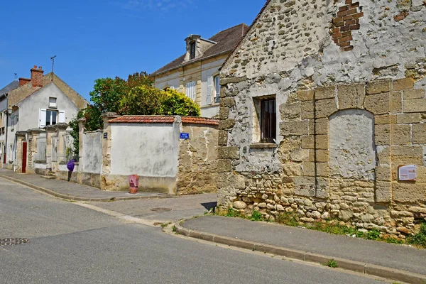 Avernes, Francia - 24 de mayo de 2019: centro del pueblo — Foto de Stock