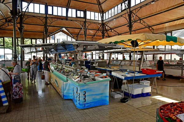 Vendome; França - 28 de junho de 2019: mercado coberto — Fotografia de Stock