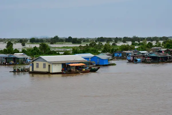 Kampong Chhnang; Kingdom of Cambodia - august 22 2018 : floating — Stock Photo, Image