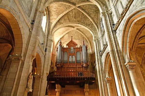 Poissy; Francia - 11 de abril de 2019: la iglesia colegiata en primavera — Foto de Stock