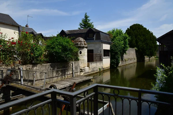 Vendome; Francia - 28 de junio de 2019: la pintoresca ciudad vieja —  Fotos de Stock