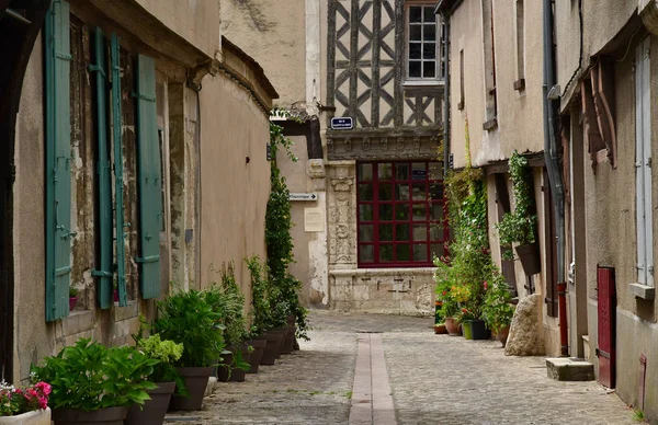 Chateaudun; França - 30 de junho de 2019: o centro da cidade velha — Fotografia de Stock