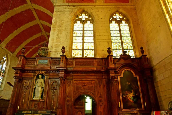 Ecouis, França - 10 de julho de 2019: a igreja colegiada construída entre — Fotografia de Stock