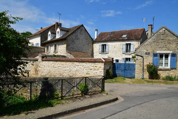 Avernes, Franciaország-május 24 2019: falu központjától — Stock Fotó