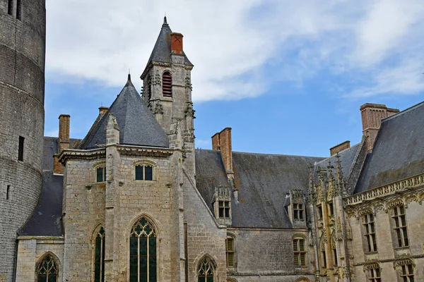 Шатодун; Франция - 30 июня 2019 года: готический замок — стоковое фото