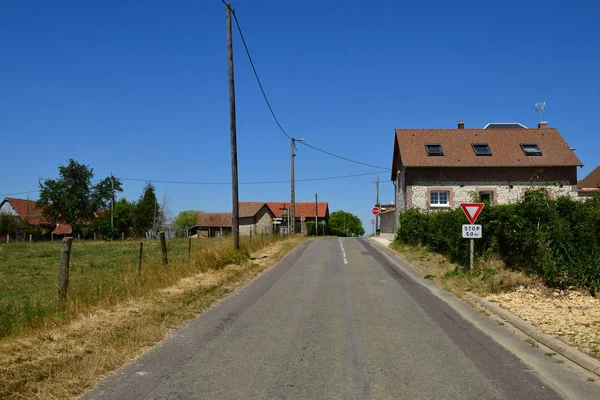 Guitry; Francia - 2 de julio de 2019: pintoresco pueblo — Foto de Stock