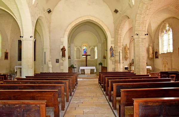 Fougeres sur Bievre; Francia - 30 de junio de 2019: Iglesia de San Eloi — Foto de Stock