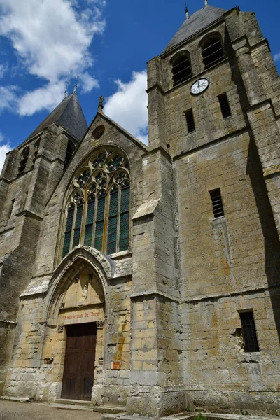 Ecouis, Francia - 10 de julio de 2019: la iglesia colegiata construida entre —  Fotos de Stock