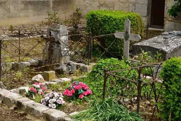 GUIRY en Vexin, Frankrike-maj 24 2019: kyrkogården — Stockfoto