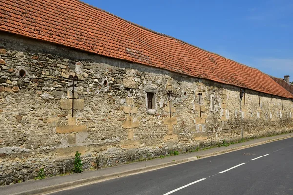 Avernes, Frankrijk-mei 24 2019: dorpscentrum — Stockfoto