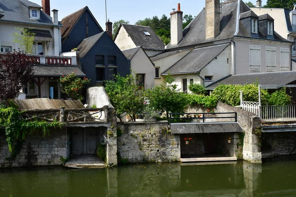 Vendome; Francia - 28 giugno 2019: la pittoresca città vecchia — Foto Stock