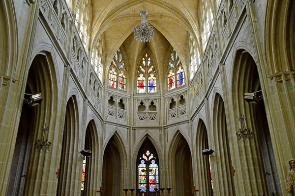 Мон-сюр-ле-Луар; Франция - 30 июня 2019 года: Церковь Сен-Лорана — стоковое фото