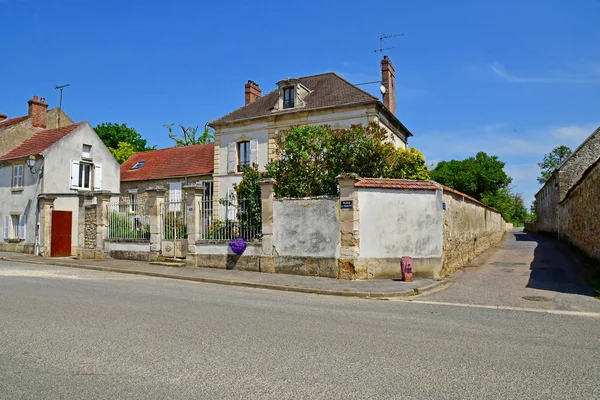 Avernes, Frankrike-maj 24 2019: byn centrerar — Stockfoto