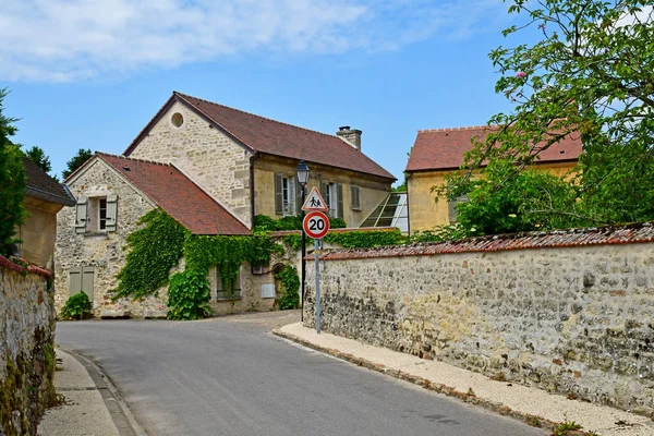 Guiry en Vexin, Francia - 24 de mayo de 2019: centro del pueblo — Foto de Stock