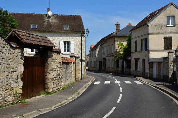Avernes, Fransa-Mayıs 24 2019: köy merkezi — Stok fotoğraf