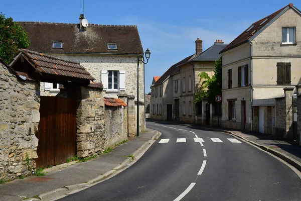 Avernes, Frankrijk-mei 24 2019: dorpscentrum — Stockfoto