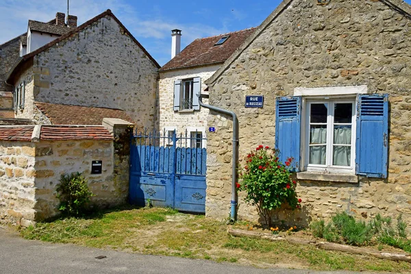 Avernes, Frankrijk-mei 24 2019: dorpscentrum — Stockfoto