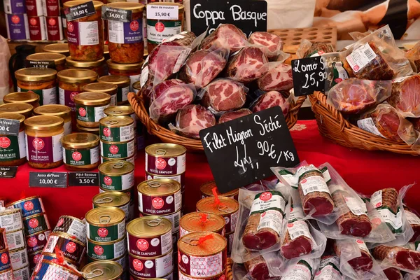Jouy en josas; Francia - 1 de junio de 2019: el mercado de las casas rurales — Foto de Stock