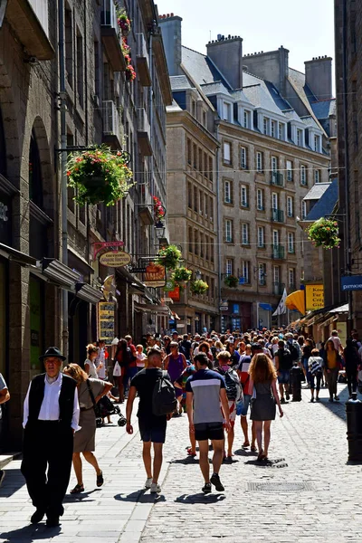 Saint Malo; Francia - 28 de julio de 2019: pintoresca ciudad en verano — Foto de Stock