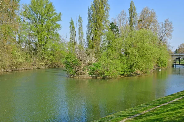 Poissy; Fransa - 11 Nisan 2019 : Meissonier parkı — Stok fotoğraf