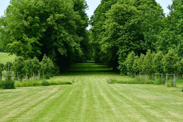 Guiry en Vexin, Francia - 24 maggio 2019: centro del paese — Foto Stock