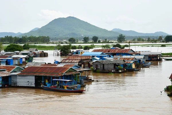 Kampong Chhnang; Reino de Camboya - 22 de agosto de 2018: flotante — Foto de Stock