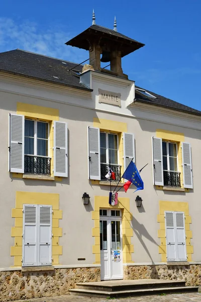 Avernes, Francia - 24 de mayo de 2019: centro del pueblo — Foto de Stock