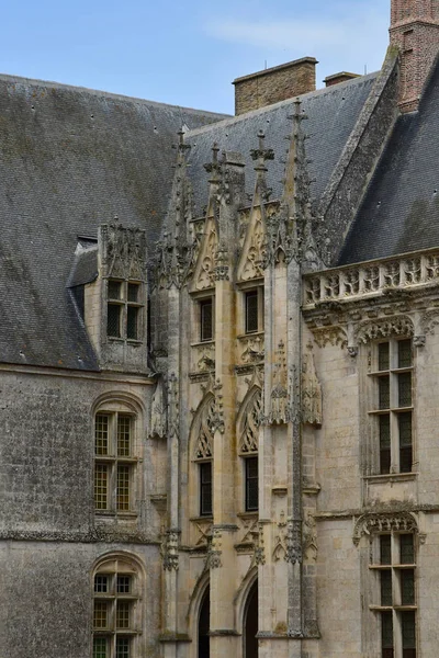 Балакун; Франція-Червень 30 2019: готичний замок — стокове фото