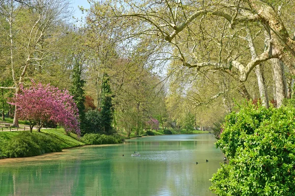 Poissy; Fransa - 11 Nisan 2019 : Meissonier parkı — Stok fotoğraf