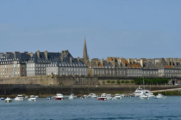 Saint-Malo; Frankrijk-juli 28 2019: de pittoreske stad — Stockfoto