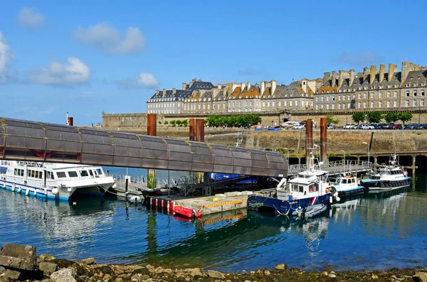 Saint Malo; França - 28 de julho de 2019: a pitoresca cidade — Fotografia de Stock