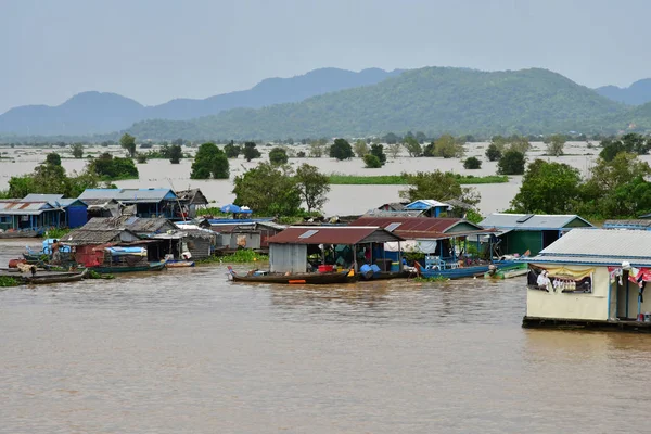 Kampong Chhnang; Kingdom of Cambodia - august 22 2018 : floating — Stock Photo, Image