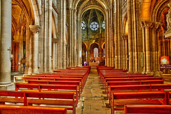 Poissy; Frankreich - 11. April 2019: die Stiftskirche im Frühling — Stockfoto
