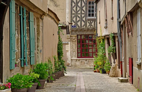 Chateaudun; Francie-červen 30 2019: staré městské centrum — Stock fotografie