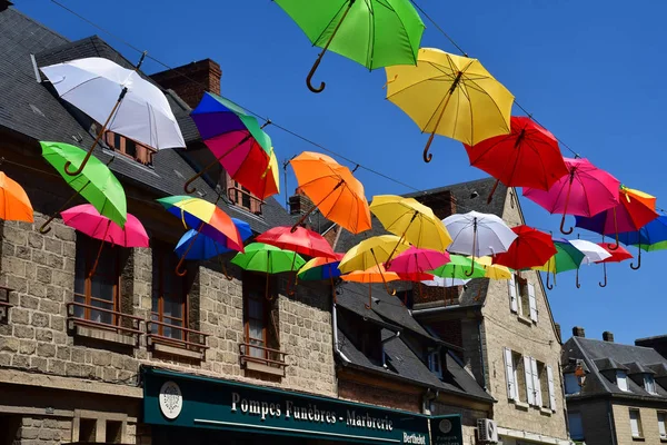 Les Andelys ; France - 2 juillet 2019 : parasols dans une rue — Photo