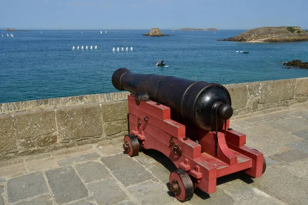 Saint-Malo; Francie-červenec 28 2019: malebné město v létě — Stock fotografie