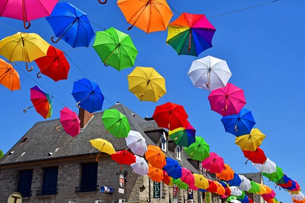 Les Andelys; Frankrijk-juli 2 2019: paraplu's in een straat — Stockfoto
