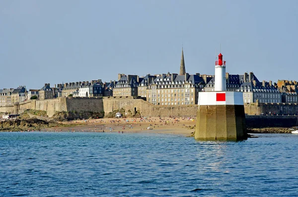 Saint Malo; França - 28 de julho de 2019: a pitoresca cidade — Fotografia de Stock