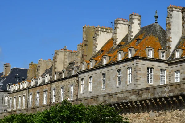 Saint Malo; Francia - 28 de julio de 2019: la pintoresca ciudad — Foto de Stock