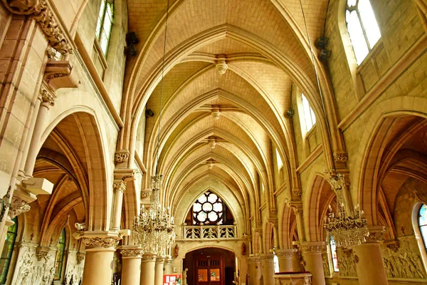 Vigny, Frankrijk-mei 24 2019: de Sint Medard kerk — Stockfoto