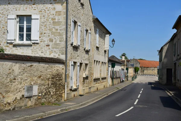 Avernes, Franciaország-május 24 2019: falu központjától — Stock Fotó