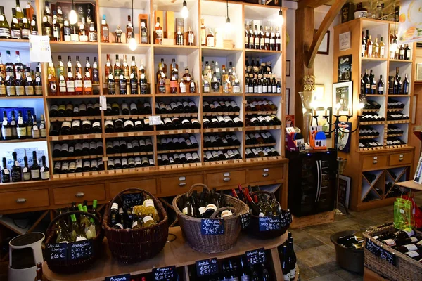 Saint Malo; Francia - 28 de julio de 2019: comerciante de vinos — Foto de Stock