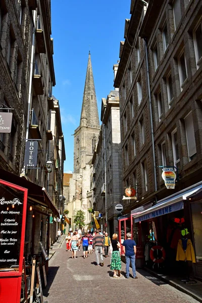 Saint Malo; Francia - 28 de julio de 2019: pintoresca ciudad en verano —  Fotos de Stock