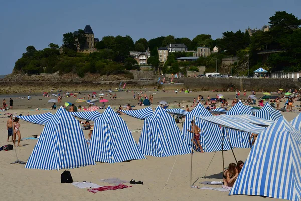 Dinard Frankrijk-juli 23 2019: strand — Stockfoto