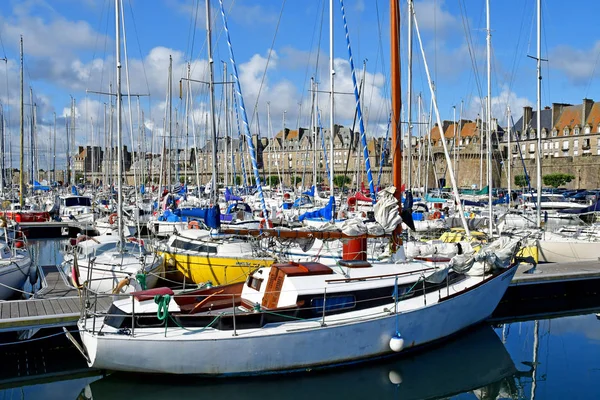 Saint-Malo; Francie-červenec 28 2019: malebné město v létě — Stock fotografie