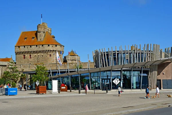 Saint Malo; Francia - 28 de julio de 2019: pintoresca ciudad en verano —  Fotos de Stock