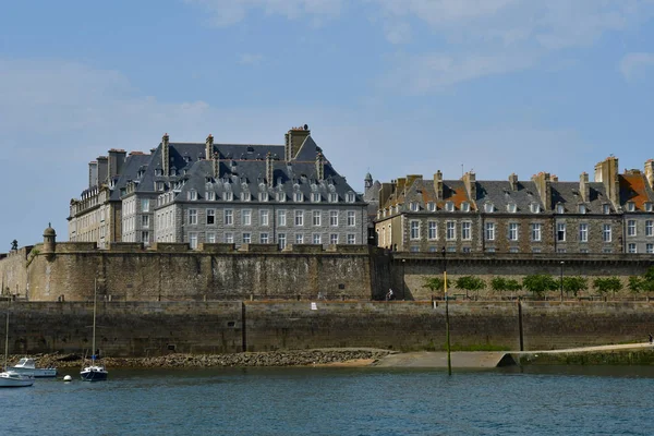 Saint Malo; Francja-Lipiec 28 2019: malownicze miasto w lecie — Zdjęcie stockowe