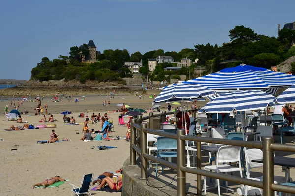 Na Dinard; Francie-Červenec 23 2019: pláž — Stock fotografie